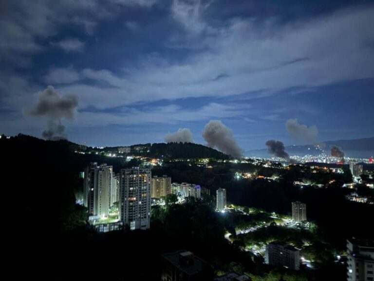 Caracas (Venezuela), 3 jan. 2026 — Durante a madrugada, forças dos Estados Unidos atacaram unidades militares na Venezuela. Segundo informações divulgadas por Washington, o presidente Nicolás Maduro e sua esposa foram capturados durante a operação. Crédito: RS / via Fotos Públicas