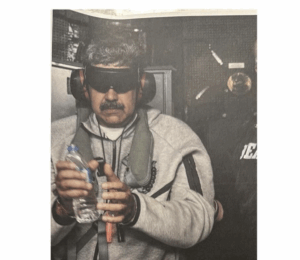 Donald Trump publicou em sua rede social uma imagem que afirma mostrar o presidente da Venezuela, Nicolás Maduro, detido a bordo do navio de guerra norte-americano USS Iwo Jima. Se confirmada, a cena representa um grave episódio de sequestro de um chefe de Estado soberano, configurando uma escalada sem precedentes do intervencionismo e da violação do direito internacional por parte dos Estados Unidos. Crédito: imagem divulgada por Donald Trump em rede social.