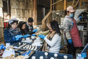 Moradoras da vila de Yuhu, na província de Yunnan, realizam atividade produtiva coletiva associada à geração de renda e à melhoria das condições de vida da comunidade. Yuhu, China. Crédito: Xinhua/Wang Guansen