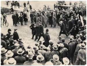 Trabalhador é detido pela polícia durante manifestação de desempregados na crise dos anos 1930, período de intensificação dos conflitos sociais analisados pela tradição marxista. Foto: Archives New Zealand — Unemployed Workers’ Movement protest, Wellington, 1931 (ADMO 21007 W5985).