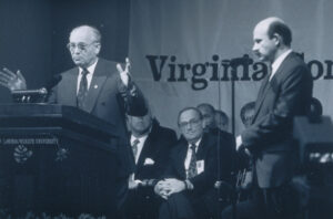 Mikhail Gorbachev discursa em evento acadêmico nos Estados Unidos durante o período da Perestroika, política que marcou a fase final da União Soviética e aprofundou a crise do socialismo real. Foto: VCU Libraries / Special Collections & Archives via Flickr (CC BY 2.0).