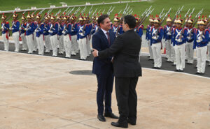 02/02/2026 - Presidente da Câmara dos Deputados, Hugo Motta (REPUBLICANOS - PB) e Presidente do Senado Federal, Davi Alcolumbre (UNIÃO - AP) na entrada do Congresso Nacional para a abertura dos Trabalhos Legislativos de 2026. Foto: Zeca Ribeiro / Câmara dos Deputados