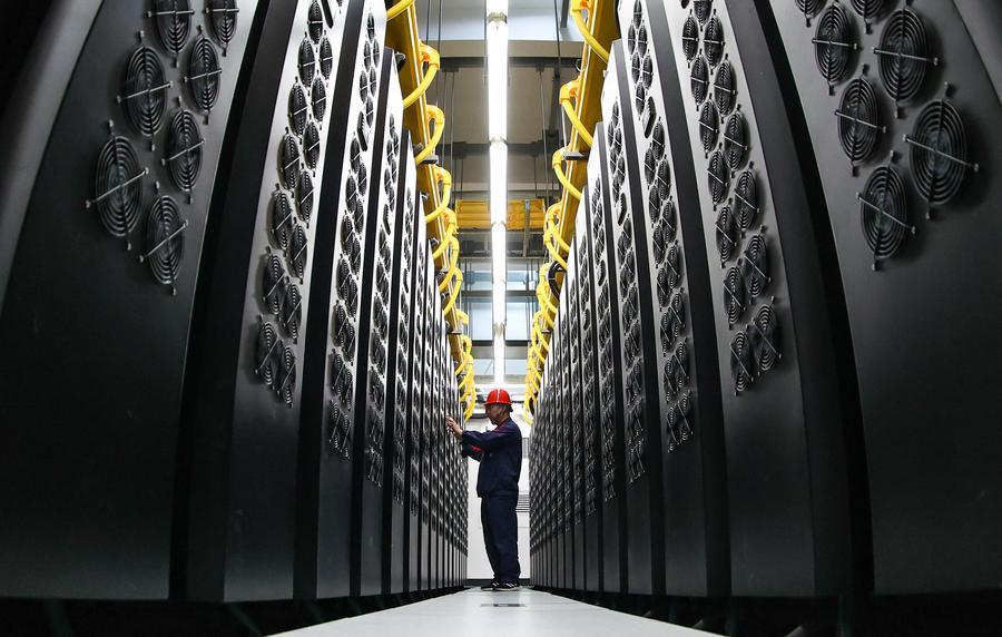 Centro de dados na província de Guizhou, no sudoeste da China. Conhecida como “vale digital”, a região abriga dezenas de data centers e tornou-se um dos principais polos de computação e inteligência artificial do país. 29/08/2024. Foto: Xinhua/Liu Xu
