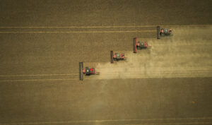 Colheitadeiras operam em larga escala na produção de soja, expressão da modernização técnica e da reorganização produtiva da agricultura brasileira. Foto: Wenderson Araujo/CNA.