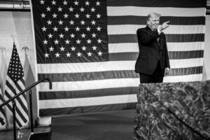 Donald Trump durante discurso a famílias de militares em Fort Bragg (EUA), em 13 de fevereiro de 2026. O artigo examina a política externa recente como parte das tensões do sistema econômico global. Foto: Daniel Torok / White House