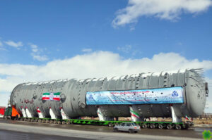 Equipamento de destilação em transporte para refinaria de petróleo em Arak (Irã), em 2011, parte da infraestrutura da indústria petrolífera. Foto: Omid Jafarnezhad (Wikimedia Commons, CC BY 3.0)