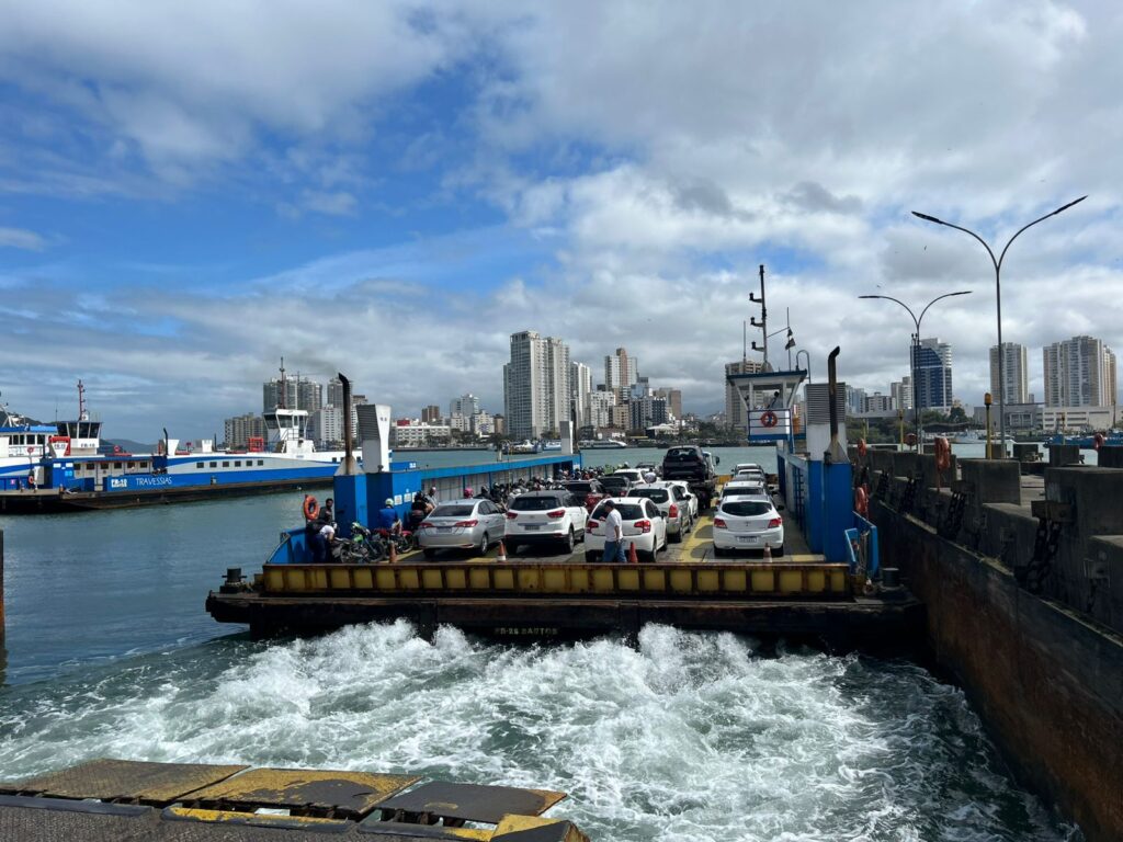 A ligação entre Santos e Guarujá é feita por balsas, que levam cerca de 18 minutos por travessia. Foto: Divulgação/Governo de SP