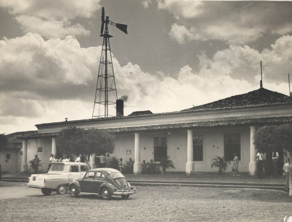 Casa do Engenho Corredor, em Pilar (PB), onde nasceu José Lins do Rego. O ambiente dos engenhos nordestinos marcou profundamente a obra do autor. Foto: Arquivo Nacional / Fundo Correio da Manhã / Domínio público