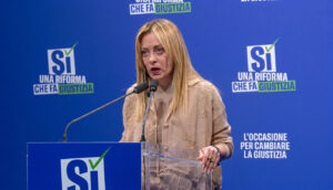 Primeira-ministra da Itália, Giorgia Meloni, durante evento em defesa da reforma judicial, posteriormente rejeitada em referendo popular. Crédito: Reprodução / YouTube – Evento “Sì, una riforma che faz giustizia”, Milão, 12 de março de 2026.