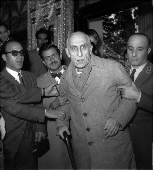 O primeiro-ministro iraniano Mohammad Mossadegh é conduzido ao tribunal militar em Teerã, em 1953, após o golpe que redefiniu as relações entre Irã e potências ocidentais. Foto: Associated Press / Domínio público.