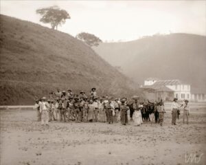 Trabalhadores em fazenda de café no Vale do Paraíba em 1885 durante período escravista no Brasil. Foto: Marc Ferrez / Coleção Gilberto Ferrez / Acervo Instituto Moreira Salles / Brasiliana Fotográfica (Biblioteca Nacional) / Domínio público.