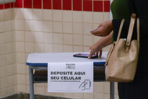 Eleitora deixa o celular antes de votar. Foto: Pedro França/Agência Senado