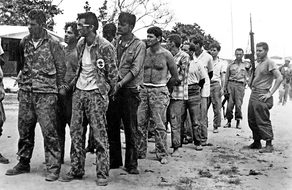 Prisioneiros da Brigada 2506 após o fracasso da invasão da Baía dos Porcos, em 1961. Foto: Miguel Vinas / Wikimedia Commons.