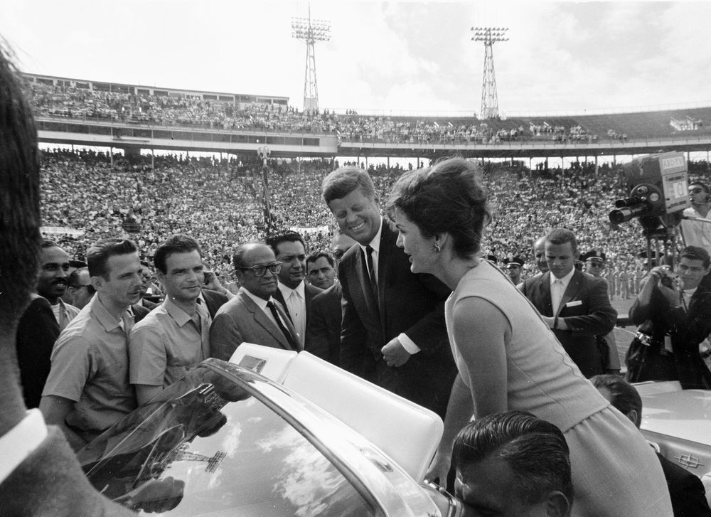 John F. Kennedy e Jacqueline Kennedy saúdam integrantes da Brigada 2506, força organizada pela CIA que fracassou na invasão de Playa Girón, em evento realizado em Miami, em dezembro de 1962. Foto: Cecil Stoughton / John F. Kennedy Presidential Library and Museum.