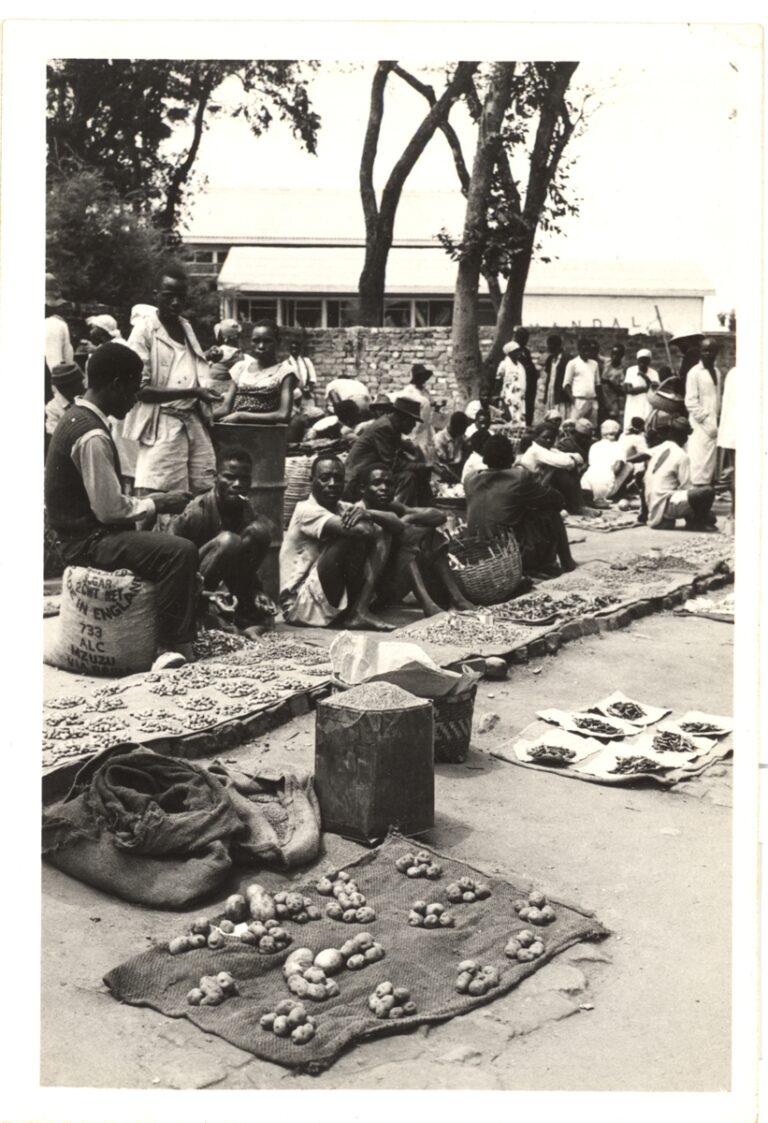 Mercado rural no Malawi, anos 1960. Crédito: Society of Malawi, Historical and Scientific. Malawian rural market, c. 1960. CC BY-SA 4.0. Via Wikimedia Commons.