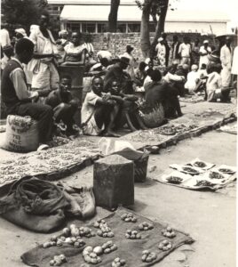 Mercado rural no Malawi, anos 1960. Crédito: Society of Malawi, Historical and Scientific. Malawian rural market, c. 1960. CC BY-SA 4.0. Via Wikimedia Commons.