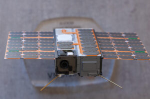 Maquete do VCUB1, nanossatélite desenvolvido pela Visiona em parceria com a Embrapa. Tecnologias espaciais ampliam o monitoramento e a agricultura de precisão no Brasil. Foto: Magda Cruciol/Embrapa.