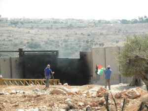 Manifestantes palestinos protestam contra a barreira israelense na Cisjordânia, na localidade de Naalin, em setembro de 2011. Foto: יורם שורק/Wikimedia Commons (CC BY-SA 3.0)