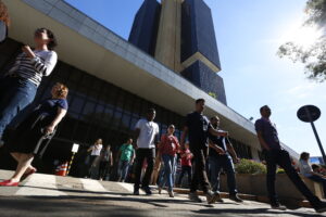 Brasília (DF), 09/06/2017 – Pessoas circulam em frente ao edifício-sede do Banco Central do Brasil. O debate sobre autonomia da autoridade monetária e o papel das políticas financeiras voltou ao centro das discussões sobre orçamento público e desigualdade. Foto: Beto Nociti/BCB