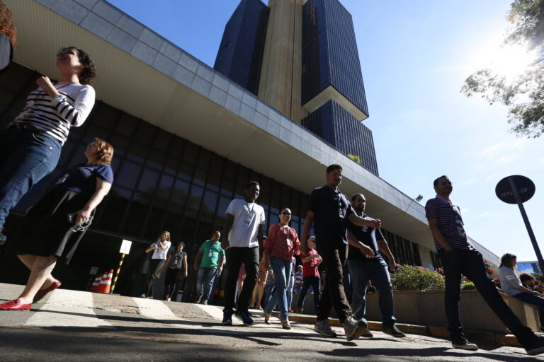 Brasília (DF), 09/06/2017 – Pessoas circulam em frente ao edifício-sede do Banco Central do Brasil. O debate sobre autonomia da autoridade monetária e o papel das políticas financeiras voltou ao centro das discussões sobre orçamento público e desigualdade. Foto: Beto Nociti/BCB