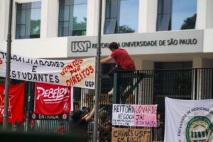 Estudantes ocupam a reitoria da USP durante mobilização por permanência estudantil e melhorias nas condições de moradia e alimentação universitária. São Paulo (SP), 08/05/2026. Foto: UNE/Instagram