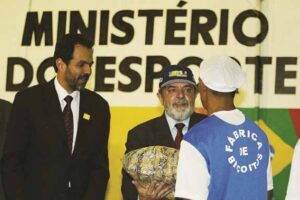 Com a posse de Lula, Agnelo Queiroz (à esq.) assume o Ministério Esporte; é o primeiro ministro em 80 anos do PC do Brasil. Foto: Jair de Freitas / Agência Brasil