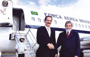 Brasília, 12 de novembro de 2006, às 17h: o recém-reeleito presidente Lula embarca para a Venezuela; com o vice José Alencar em tratamento médico, o deputado federal Aldo Rebelo (PCdoB-SP), presidente da Câmara dos Deputados, assume, por 24 horas, a Presidência da República. Foto: Agência Brasil