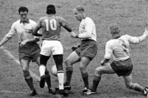 Pelé dribla três jogadores da Suécia durante partida da Copa do Mundo de 1958, competição que marcou a conquista do primeiro título mundial do Brasil. Foto: Charlie Raasum/Domínio Público.