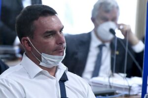 O senador Flávio Bolsonaro durante a oitiva do ex-ministro da Saúde Eduardo Pazuello na CPI da Pandemia, comissão que investigou ações e omissões do governo federal na gestão da crise sanitária. Brasília (DF), 19/05/2021. Foto: Jefferson Rudy/Agência Senado.