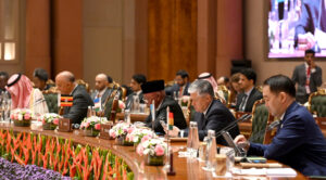Representantes do BRICS ampliado reunidos em Nova Délhi durante encontro marcado por divergências sobre os ataques de Estados Unidos e Israel ao Irã. Foto: Press Information Bureau/Governo da Índia