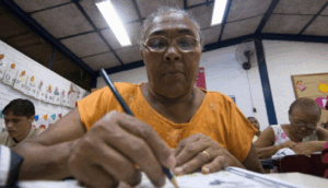 Participante de atividade de alfabetização de jovens e adultos. A educação popular compreende o aprendizado como um processo de autonomia, consciência crítica e participação na transformação da realidade. Foto: Wanderley Pessoa/MEC.