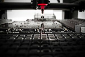 Produção automatizada de componentes eletrônicos ilustra como chips, semicondutores, motores elétricos e outras tecnologias estratégicas dependem de minerais críticos ao longo de suas cadeias produtivas. Foto: Louis Reed/Unsplash