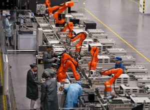 Trabalhadores atuam em linha de produção automatizada da Unisplendour Corporation (UNIS), empresa chinesa dos setores de semicondutores e infraestrutura digital, em Hangzhou. Foto: Xinhua/Han Chuanhao.