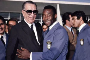 Recepção à seleção brasileira em Brasília após a conquista da Copa do Mundo de 1970. Na imagem, Pelé e o presidente Emílio Garrastazu Médici durante cerimônia em homenagem aos tricampeões mundiais. Foto: Acervo do projeto Memórias da Ditadura. Coleção História da Ditadura / Fundo O Cruzeiro–Estado de Minas.
