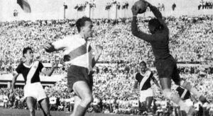 Barbosa e Di Stéfano em disputa durante Vasco da Gama x River Plate, no Campeonato Sul-Americano de Campeões de 1948. O título conquistado pelo Expresso da Vitória ajudou a projetar internacionalmente o futebol brasileiro e seus clubes. Foto: Domínio Público/Wikimedia Commons.