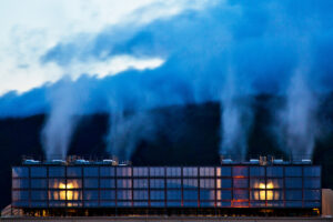 Vapor sobe das torres de resfriamento do centro de dados da Google em The Dalles, no estado do Oregon (EUA). Foto: Google Data Centers / Google LLC